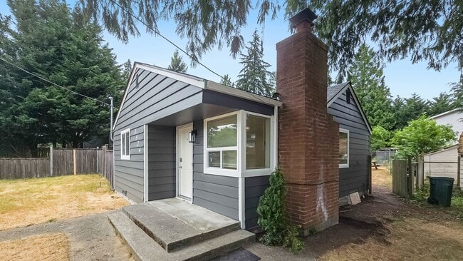 Building Photo - Updated 2-Bed Home Near Parks, Transit, and Light Rail