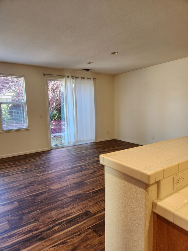 Building Photo - Folsom Parkway 3 Bdrm, 2 bath - Close to s...