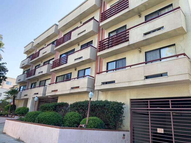 Primary Photo - 121 S Swall Dr