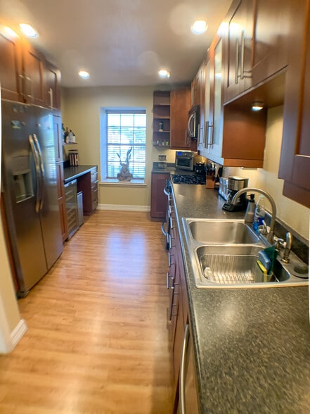 Amazing kitchen with stainless steel appliances and ample cabinet space. - 2425 Ashdale Dr
