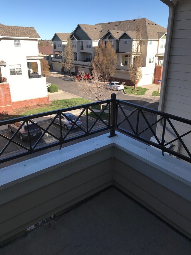 Building Photo - Beautiful 2 Bedroom/2 Bathroom Townhome in Kensington Estates