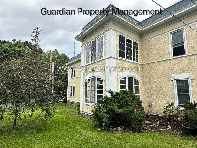 Building Photo - Spacious Prospect Park Upper Level, Sun Ro...