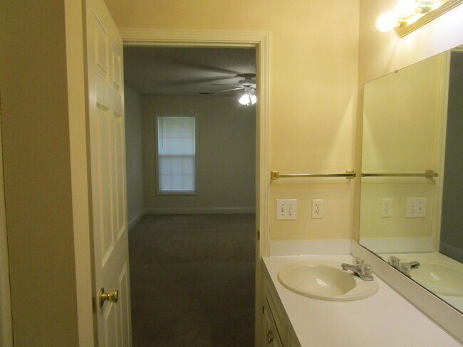 Building Photo - 1045 Cutleaf Dr