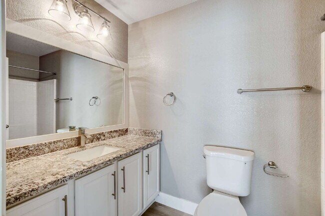 Building Photo - "Charming 2-Bedroom Townhouse Retreat with 2.5 Baths in South Henderson -with Backyard “