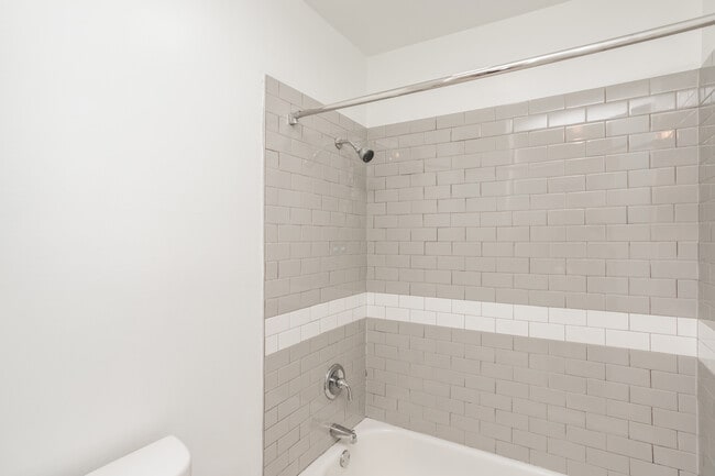 Building Photo - 46 E Chicago Ave