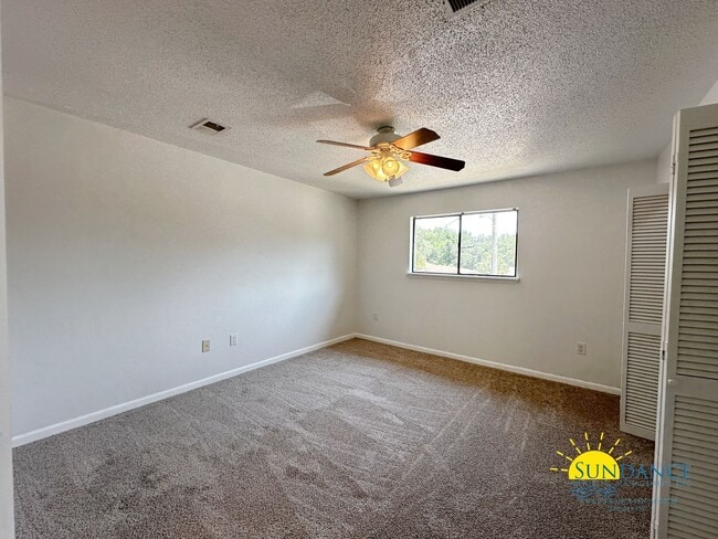 Building Photo - Charming 2 Bedroom Townhouse Located in FWB!