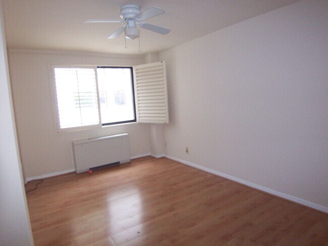 Building Photo - Centrally Located Dupont Circle at the Imperial House 1 Bed in the heart of it all! Utilities inc...