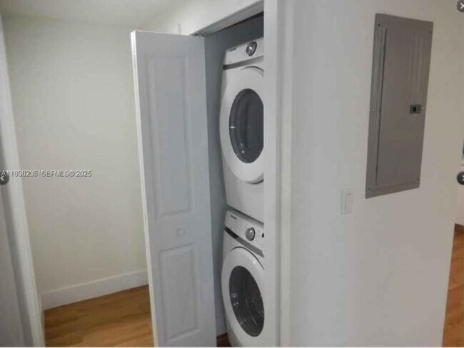 Building Photo - 16955 SW 100th Ave