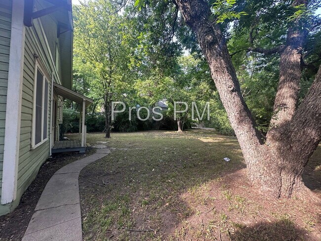 Building Photo - 912 N Elm St