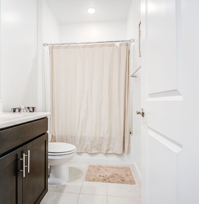 Building Photo - Lovely Single Family 4 bedroom for rent!