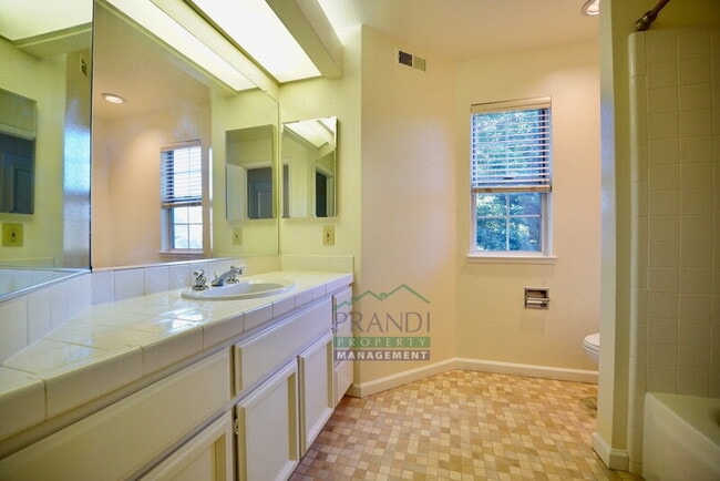 Building Photo - 5 Partridge Ct