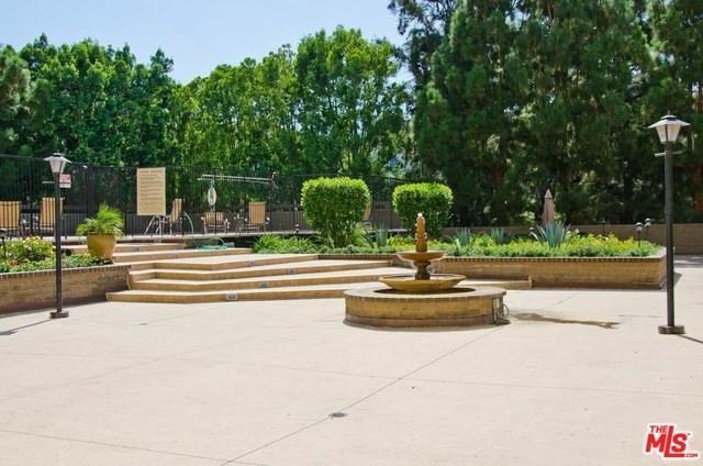 Court Yard - 321 S San Vicente Blvd