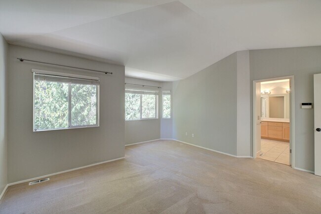 Building Photo - 4Bd/2.5Ba Sammamish Home