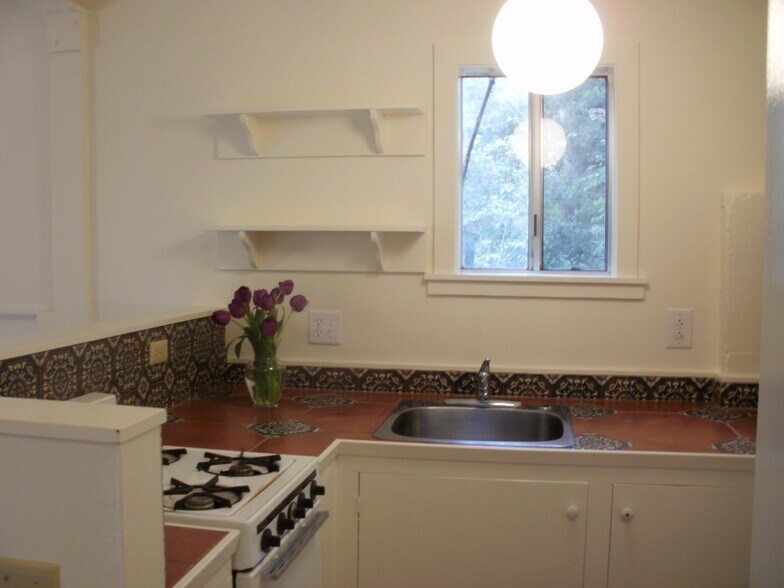 Building Photo - 58 Roble Rd