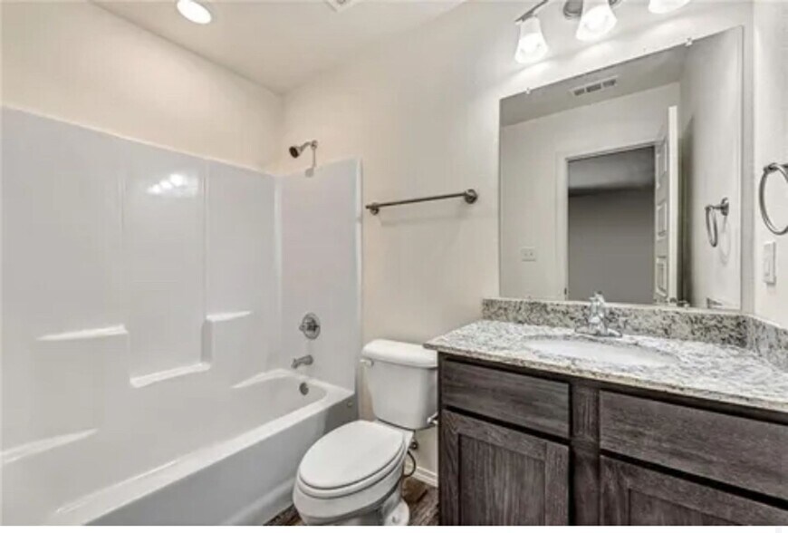 Building Photo - 914 S Benchmark Ln