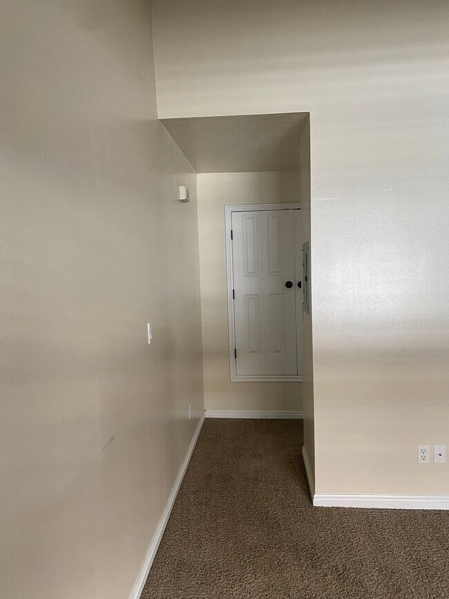 Building Photo - REDUCED RENT (for a limited time) One Bedroom near Utah Valley Hospital, Provo Recreation Center,...