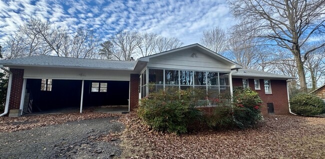 Building Photo - Move-in Ready!