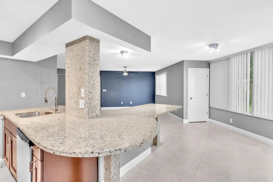 Building Photo - 2881 N Oakland Forest Dr