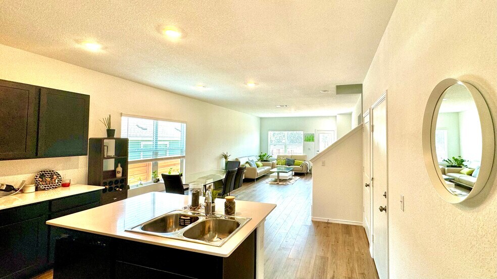 Building Photo - 271 Carmello