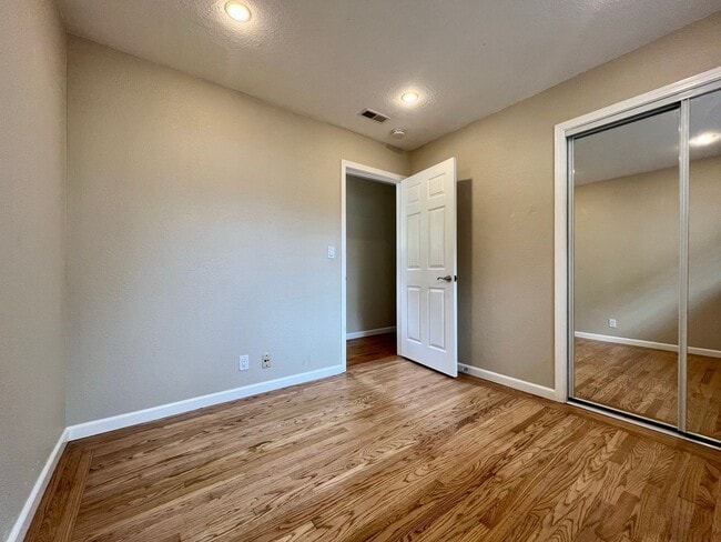 Building Photo - Spacious 4-Bed / 2-Bath Rancher near Linda Mar Beach