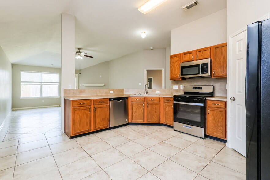 Building Photo - 2447 Halstead Dr