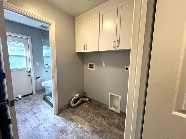 Building Photo - 584 Harvard Ave