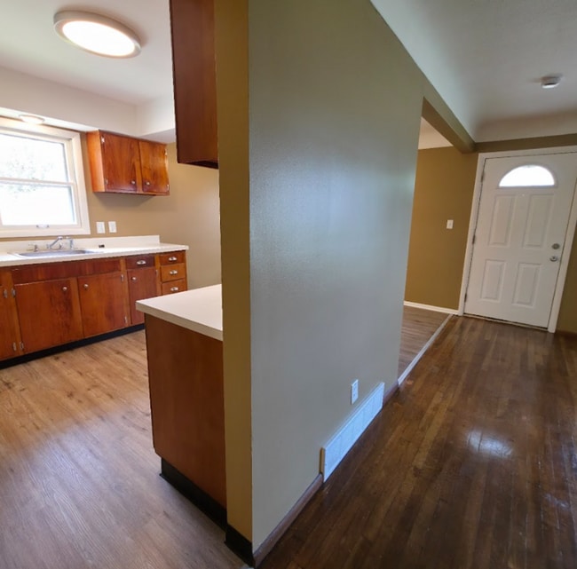 Building Photo - Single Family Home 3 beds 1 bath Available...