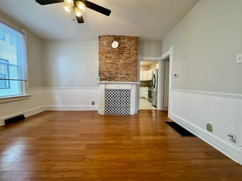 Building Photo - 121 Chicago Ave