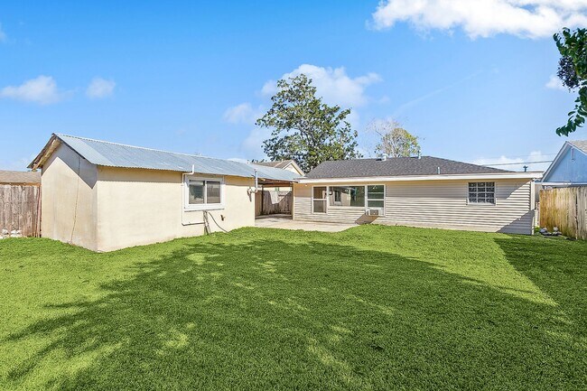 Building Photo - Better Price! Old Jefferson 3 Bedroom! Clo...