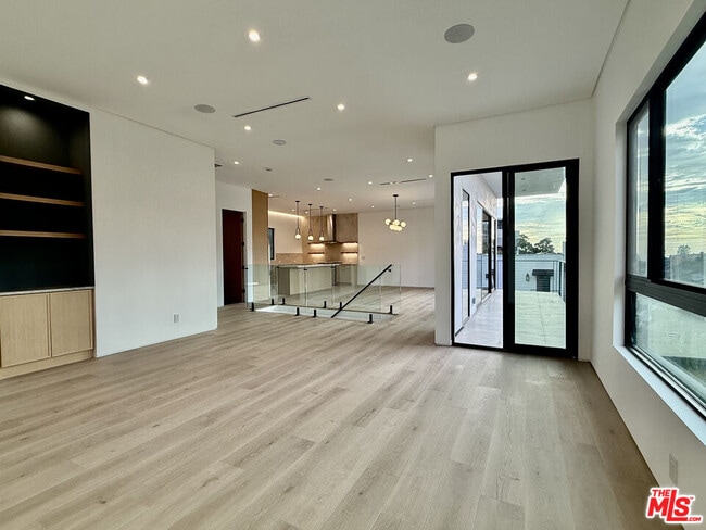 Building Photo - 1931 Sunset Plaza Dr