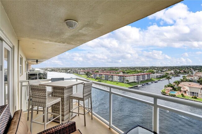 Building Photo - 1160 Hillsboro Mile