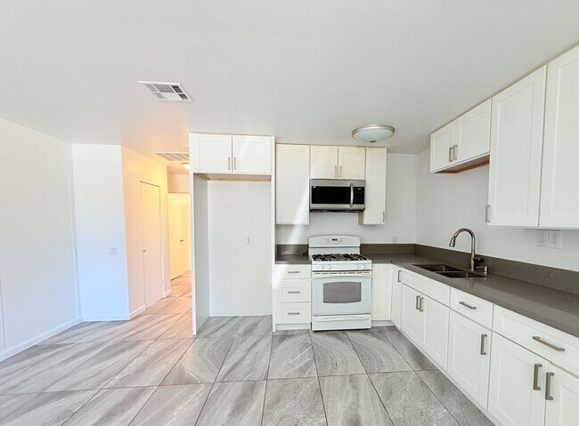 Building Photo - AVAILABLE NOW!!! 2 Bedroom / 1 Bathroom Ap...