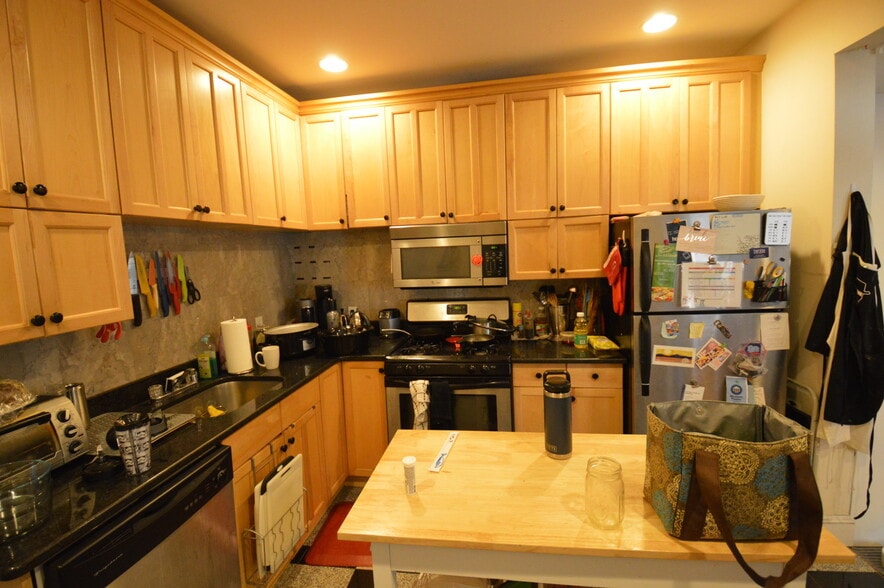 Building Photo - 69 Babcock St