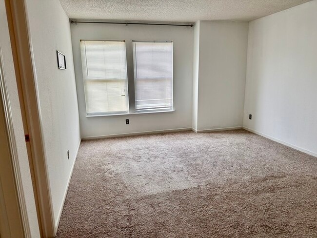 Building Photo - Perry Township 3 bedroom 2.5 bathroom
