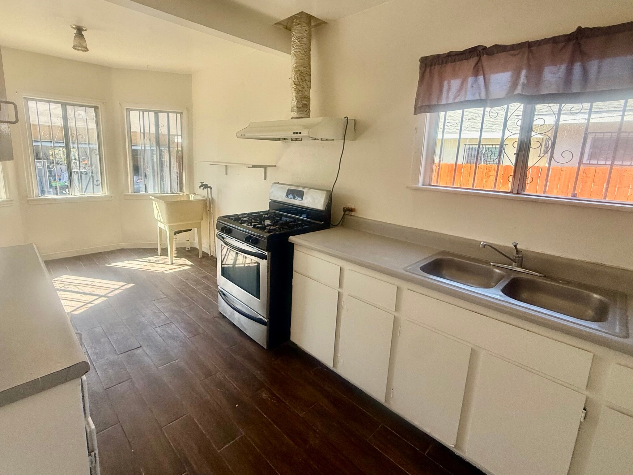 Kitchen - 330 W Bencamp St