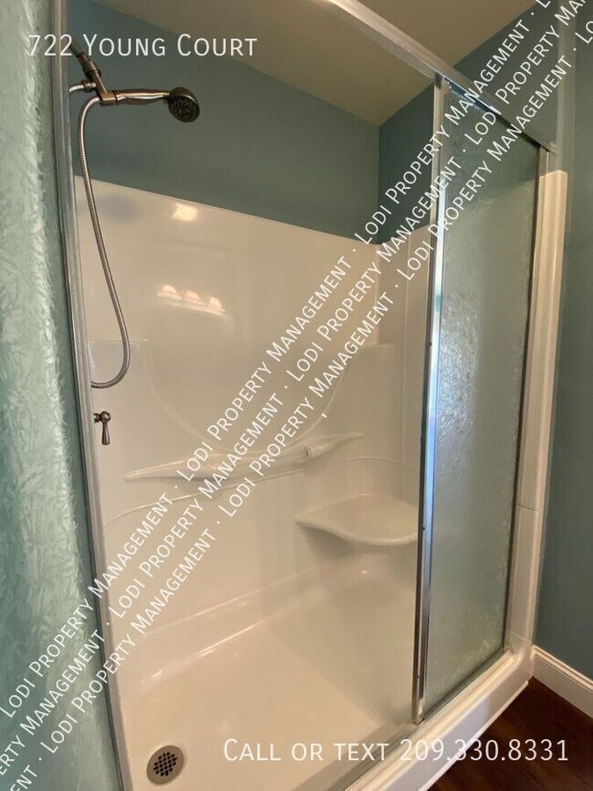 Building Photo - 722 Young Ct