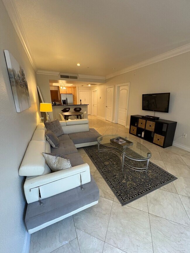 Building Photo - Spacious fully furnished 1 bedroom condo l...