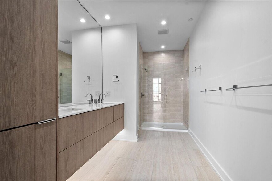 Building Photo - 728 Waukegan Rd