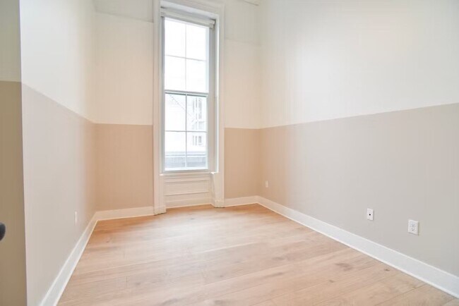 Building Photo - 30 W Broad St