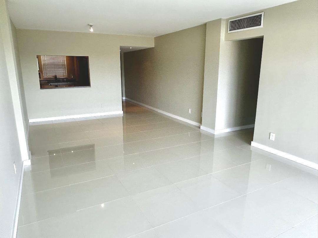 Spacious living room - 1100 N Shore Dr NE