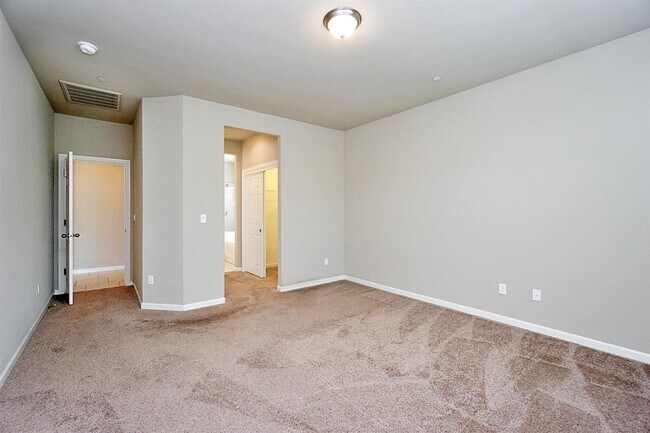 Building Photo - Beautiful 3/2.5 near Clovis East High School