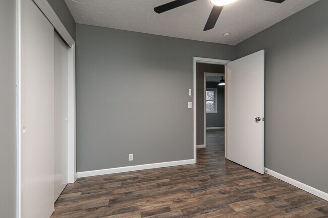 Building Photo - SOUTH SPRINGFIELD HOME (Kickapoo and Cherokee Schools) -- 3 Bed | 1.5 Bath | 2 Car Garage -- LARG...