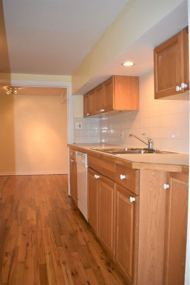 Building Photo - 1628 Gunderson Ave