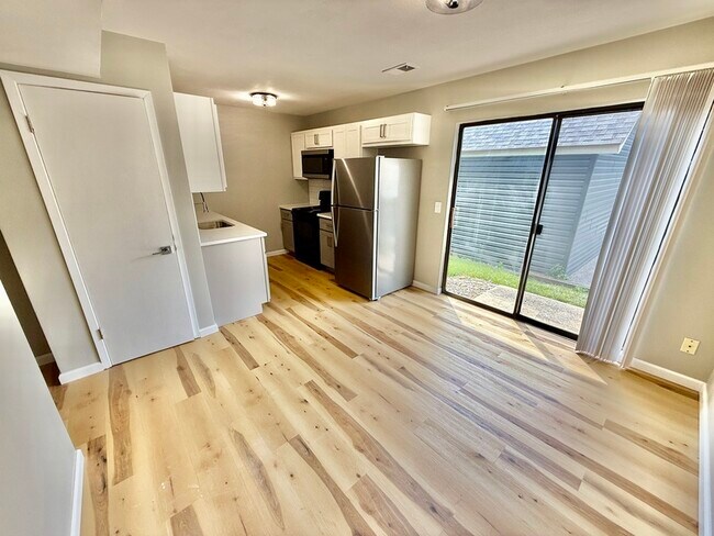 Building Photo - 821 N Cherry St