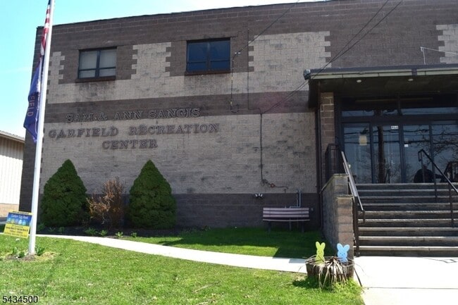 Building Photo - 139 Ray St