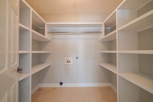 Building Photo - 4246 Netherfield Ln