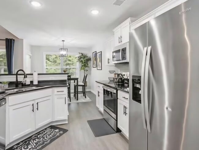 Building Photo - 210 Brittany Pointe Ln