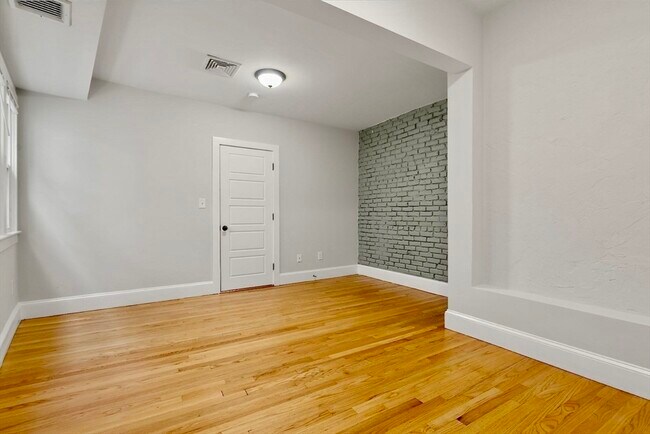 Building Photo - 129 Sutherland Rd