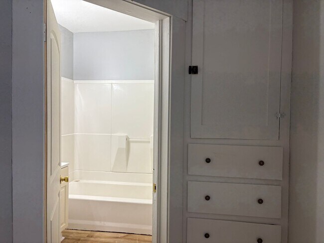 Building Photo - Beautiful 2 bed/ 1 bath