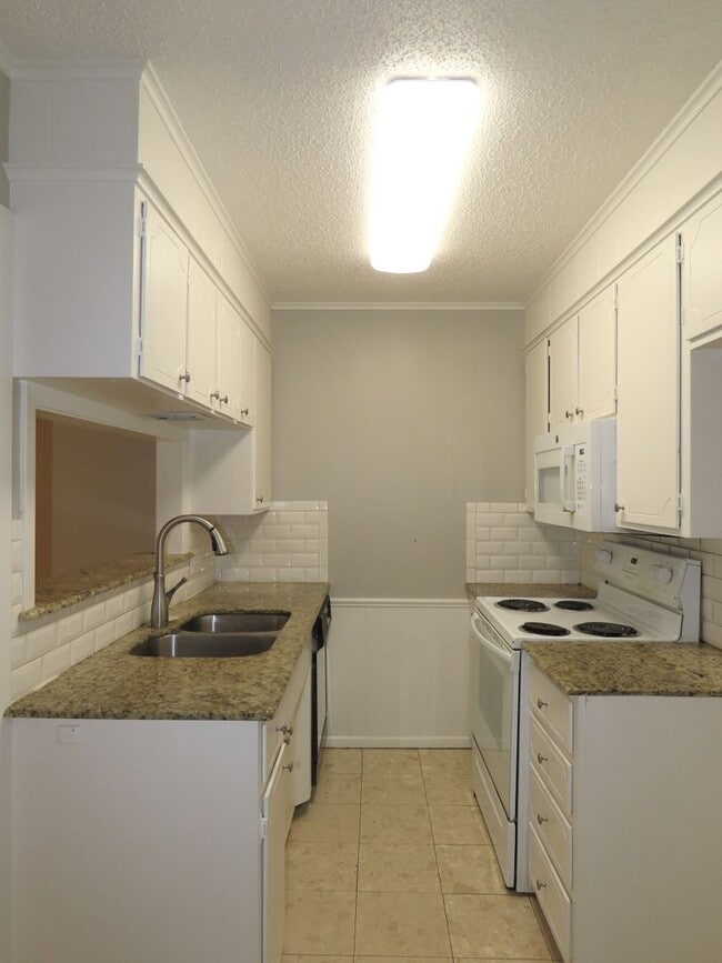 Building Photo - South Tyler! Beautiful 3 Bedroom, 2 Bathroom Duplex